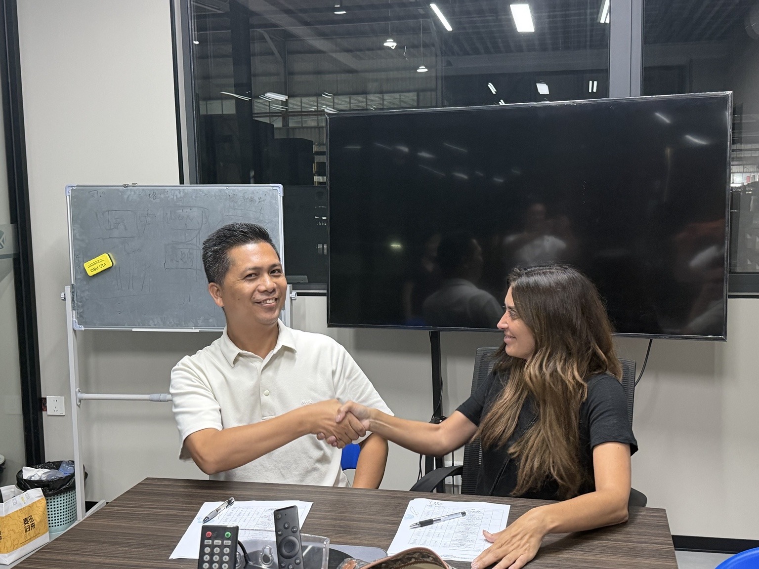 Apretón de manos tras la firma