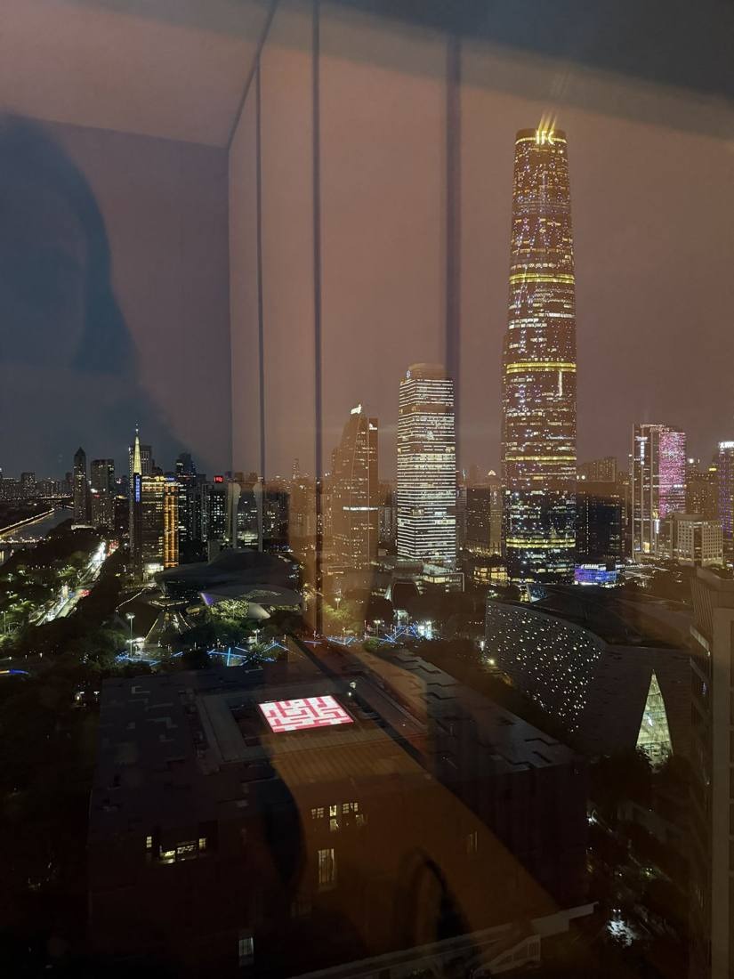 Guangzhou de noche, con la torre IFC iluminada