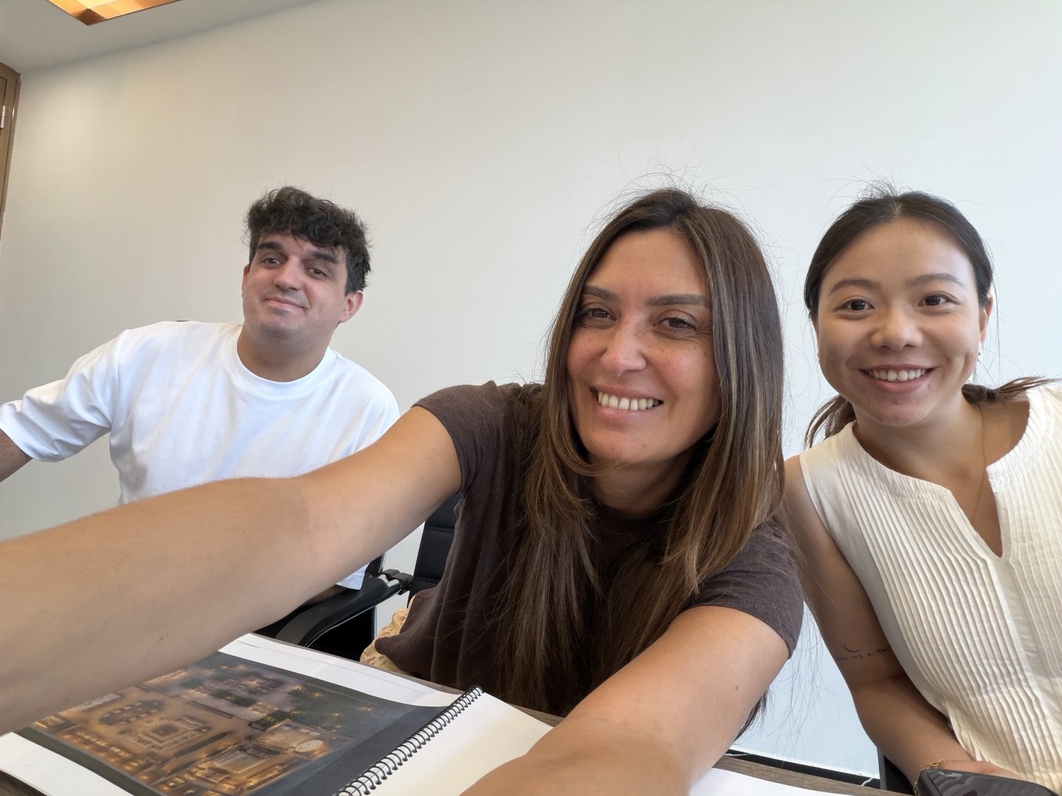 Trabajo en equipo durante la visita a fabricantes