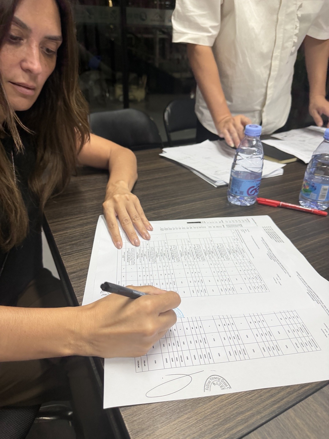 Firmando el acuerdo con el proveedor