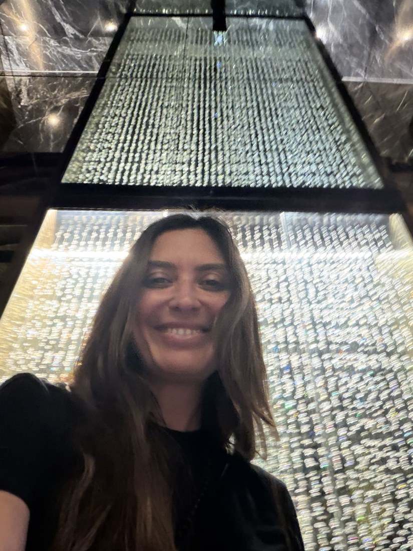 Un vestíbulo de luz y reflejos