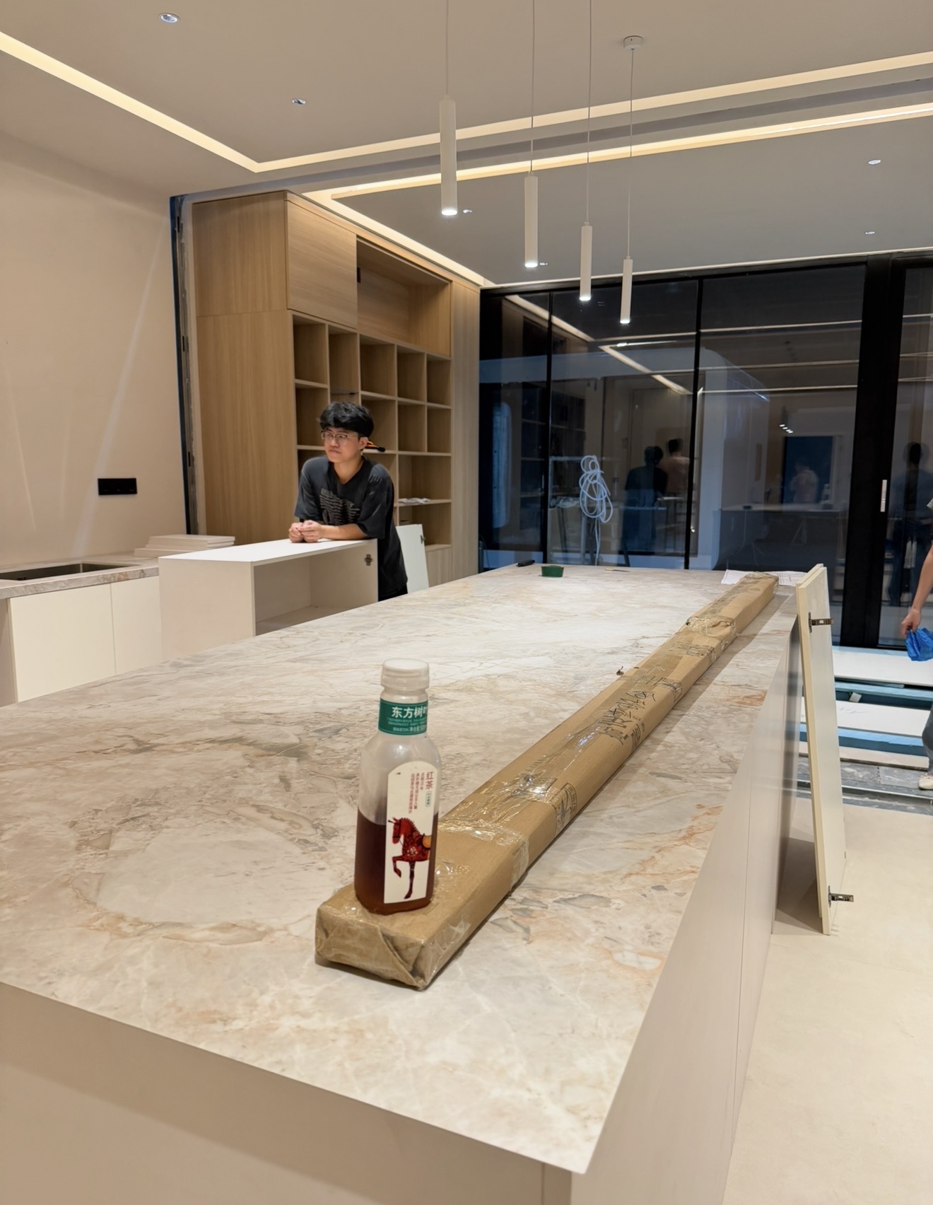La cocina toma forma: montaje de los muebles junto a la isla y la estantería de madera.